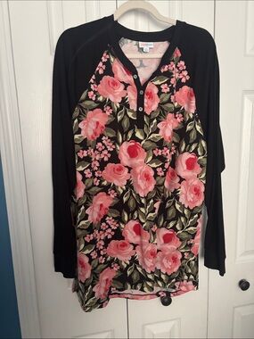 LulaRoe Women’s Black Raglan Henley Top with Pink Rose Floral Print